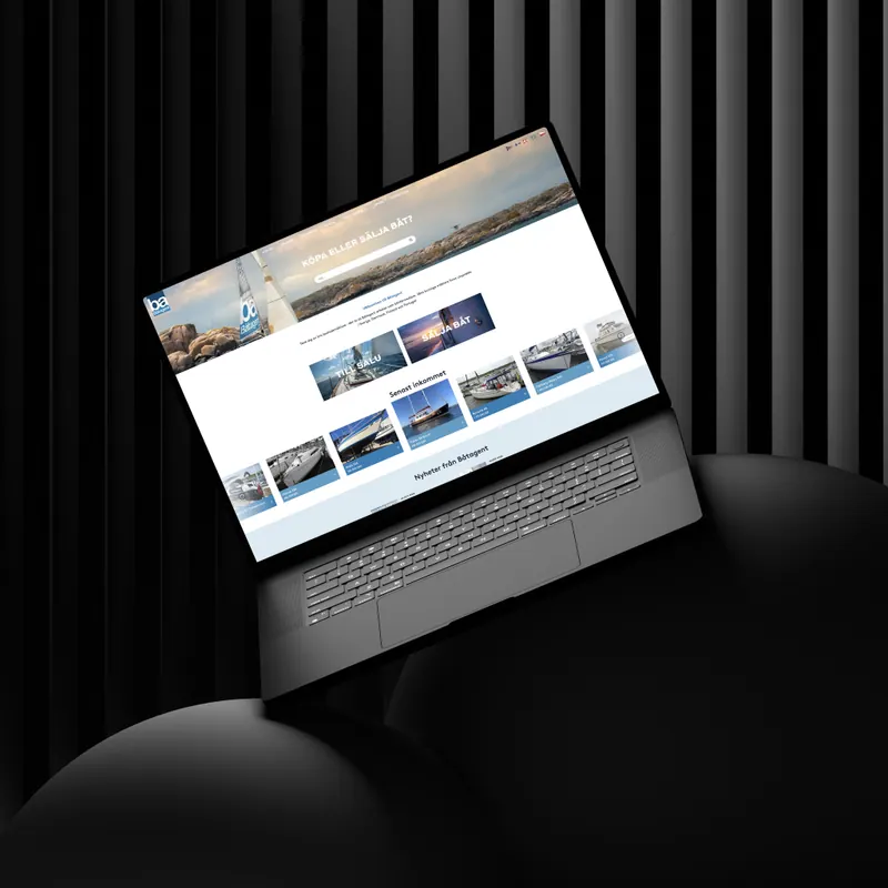 Båtagent på en laptop